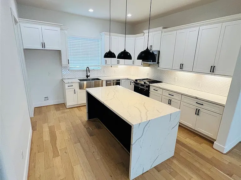 1103 W 15th 1/2 St #A — Photo 9