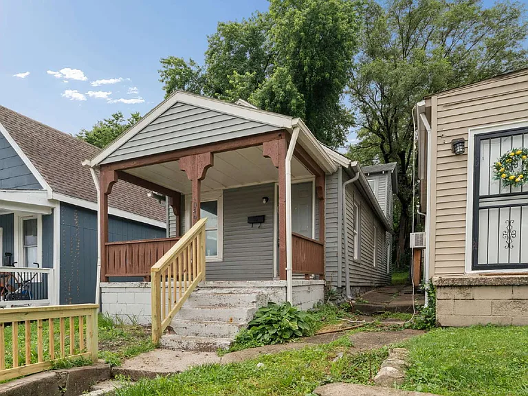1049 Calvin St — Photo 3