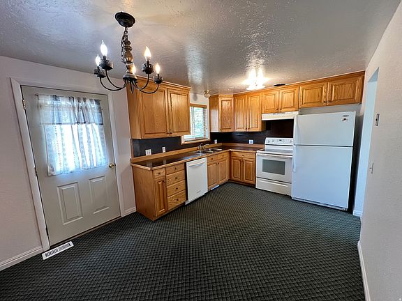 4th image of 400 Roosevelt Cir