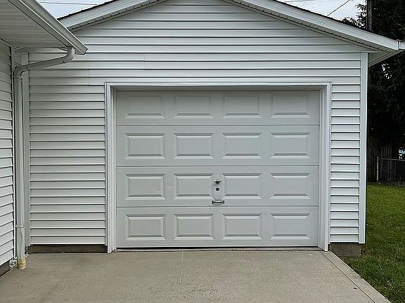 1 1/2 car detached (14x24)
