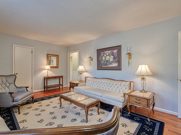 5th image of 137 Whittier Pl