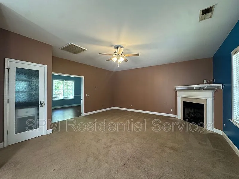 4 bed, 2.5 bath, 2287 sqft, $2,500 — Photo 3