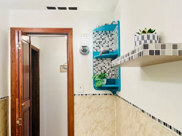 210 S 8th St, Goshen, IN 46528