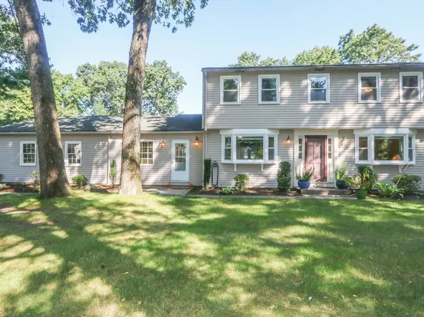 66 Metacomet Rd, Longmeadow, MA 01106