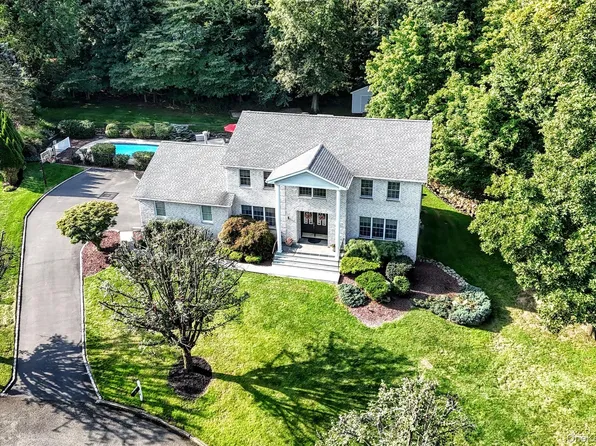 18 Gleeful Lane, Valley Cottage, NY 10989