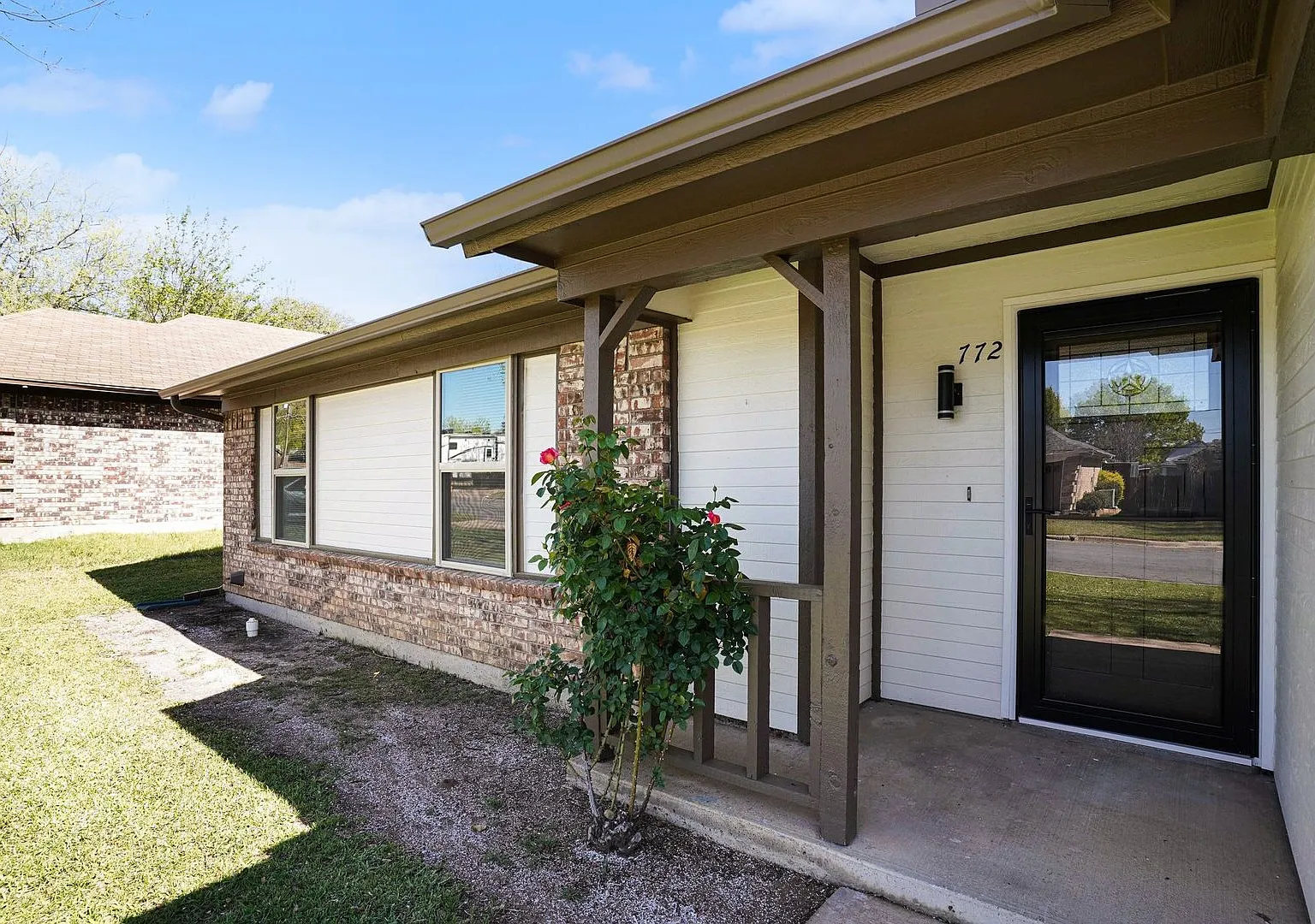 Move In Ready Home with Modern Updates Throughout — Photo 3