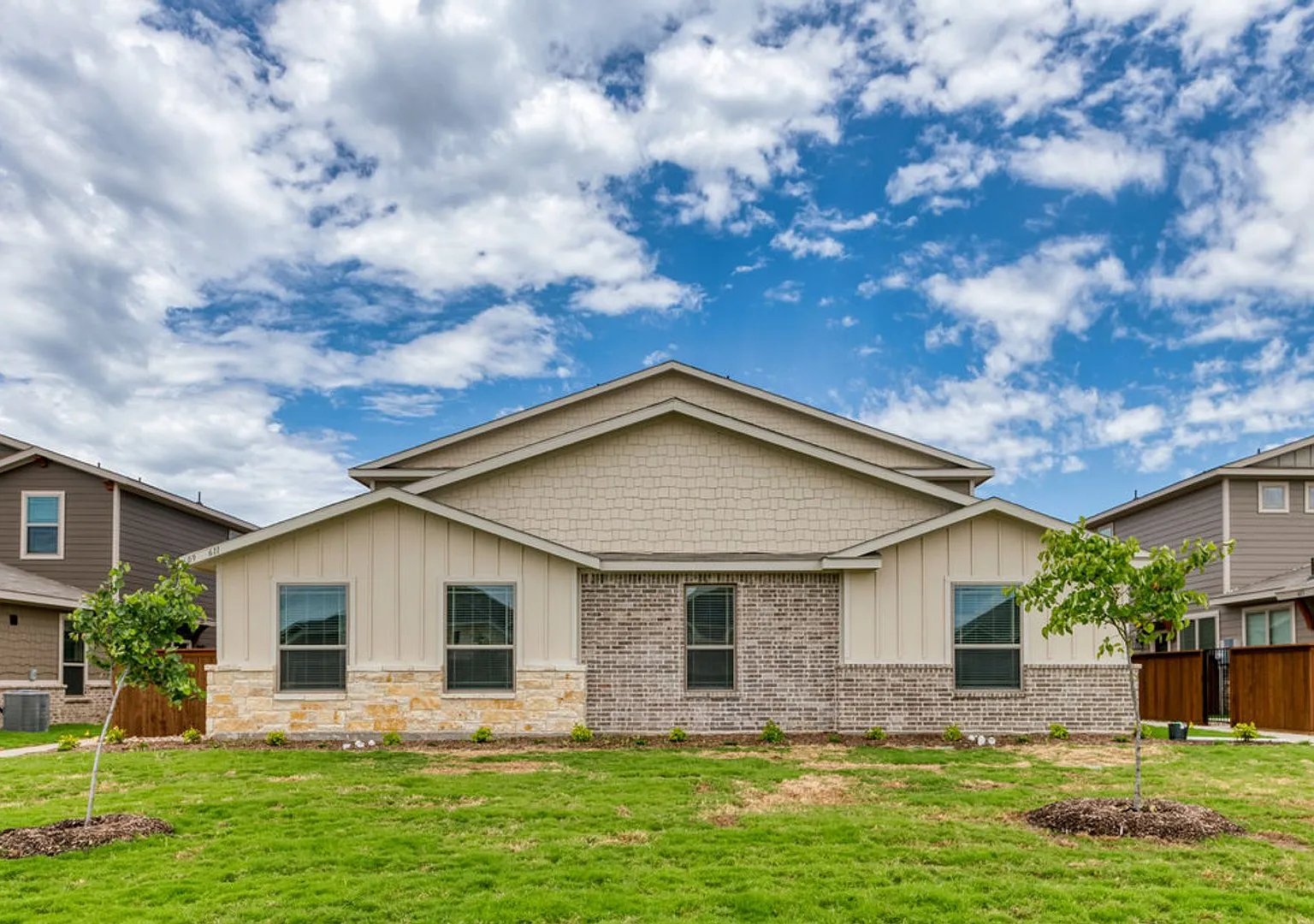 Gorgeous 3 Bedroom Four Plex Located In Midlothian Isd! — Photo 2