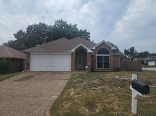 700 Cross Ridge Cir N, Fort Worth, TX 76120