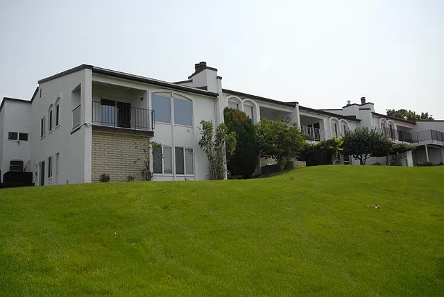 2003 Meadows Dr N — Photo 2