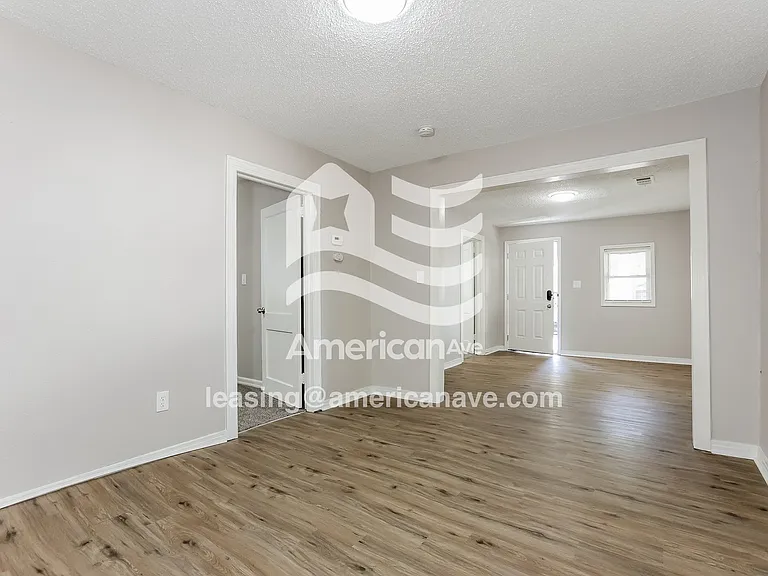 1813442_004_wm_-_living_room_13131300.jpg