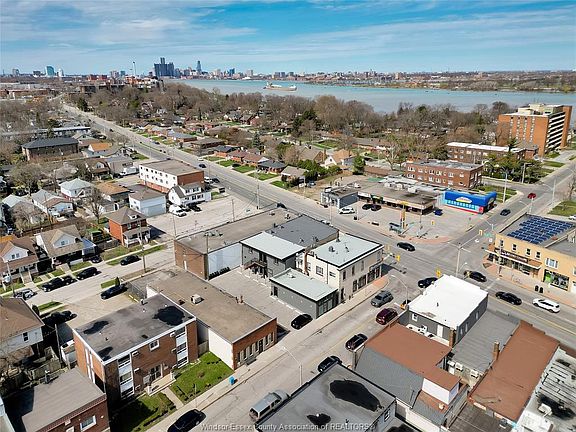 3rd image of 4667 Wyandotte St E