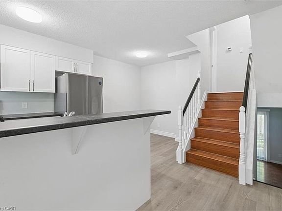 4th image of 211 Veronica Dr #8