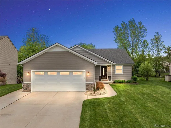 7611 Peninsula Ct, Waterford, MI 48327