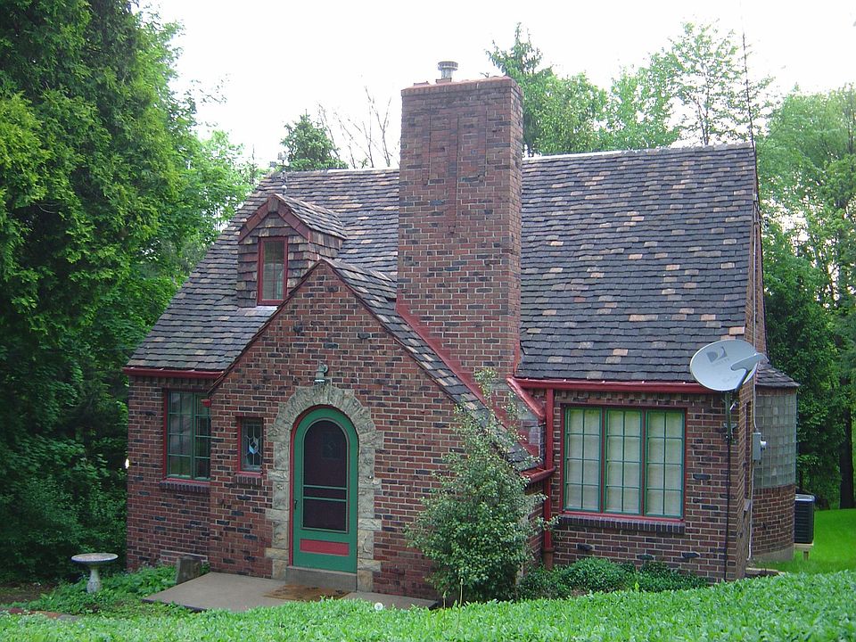 Beautiful Cape on large wooded lot - close to dowtown