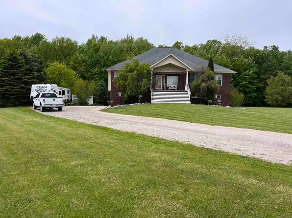 815 Cove Rd, Wales, MI 48027