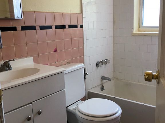 4th image of 638 Redwood Ave APT 3
