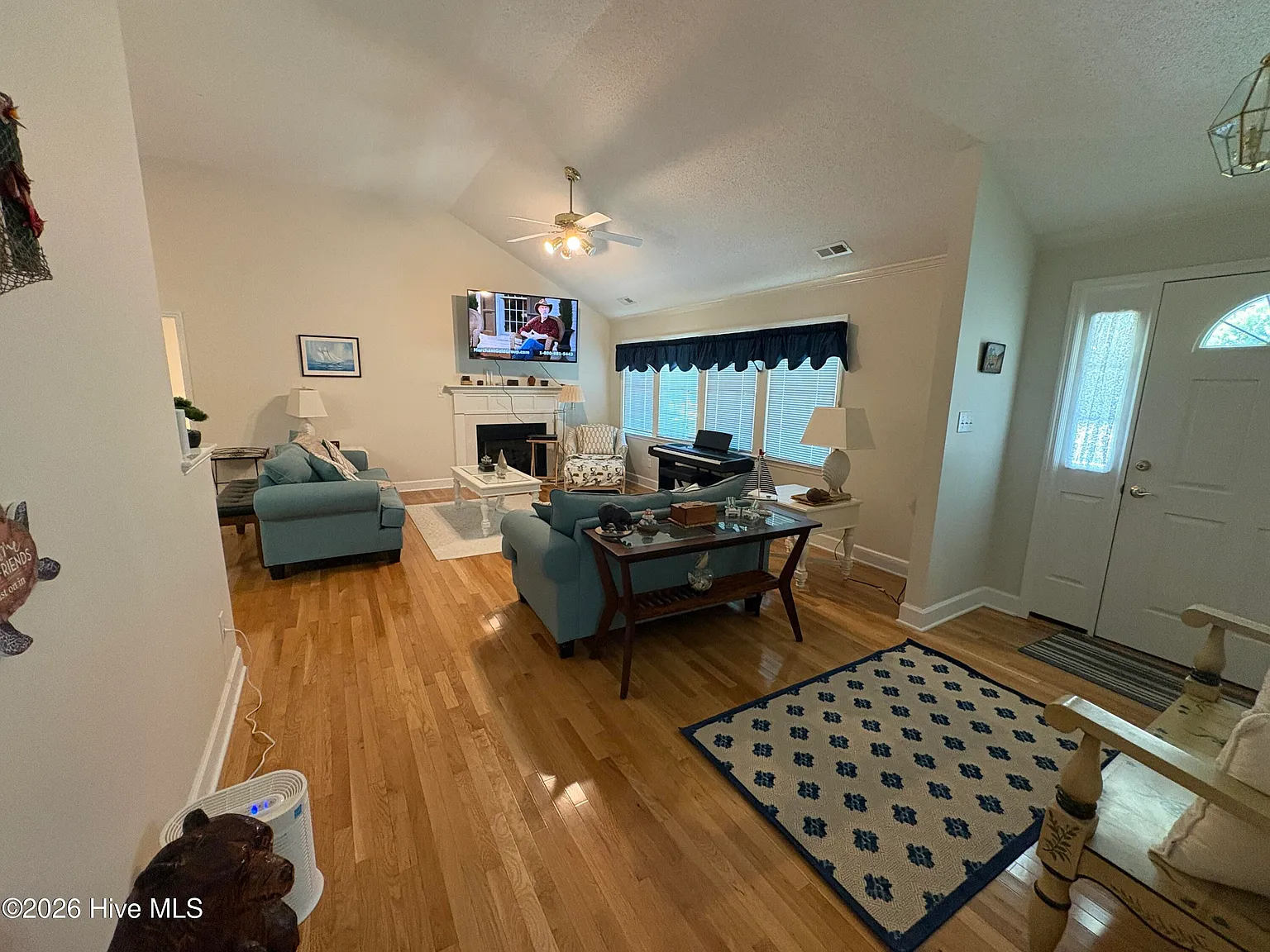 4 bed, 3.5 bath, 2307 sqft, $2,350 — Photo 4