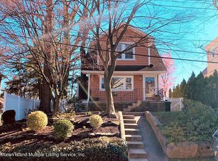 18 Hilltop Pl, Staten Island, NY 10308