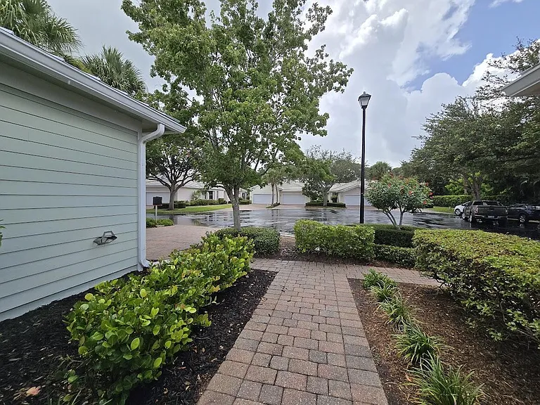 1463 SE Tidewater Pl — Photo 4