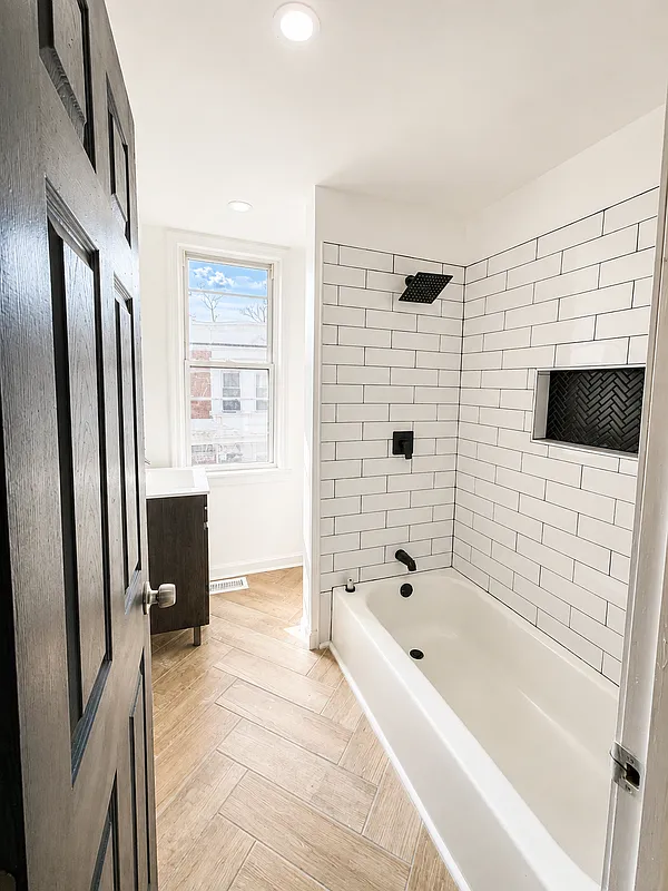 3 bed, 1.0 bath, 980 sqft, $1,900 — Photo 4