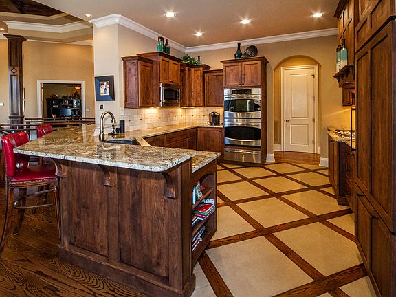 3rd image of 204 Saint Andrews Dr