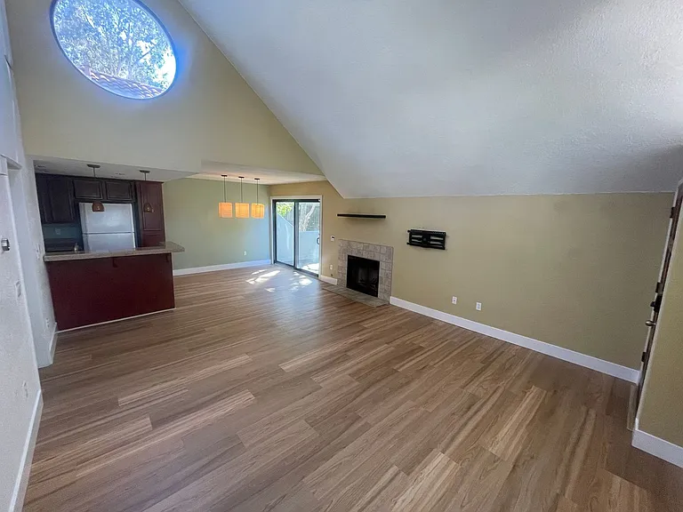 325 N Melrose Dr #H — Photo 2