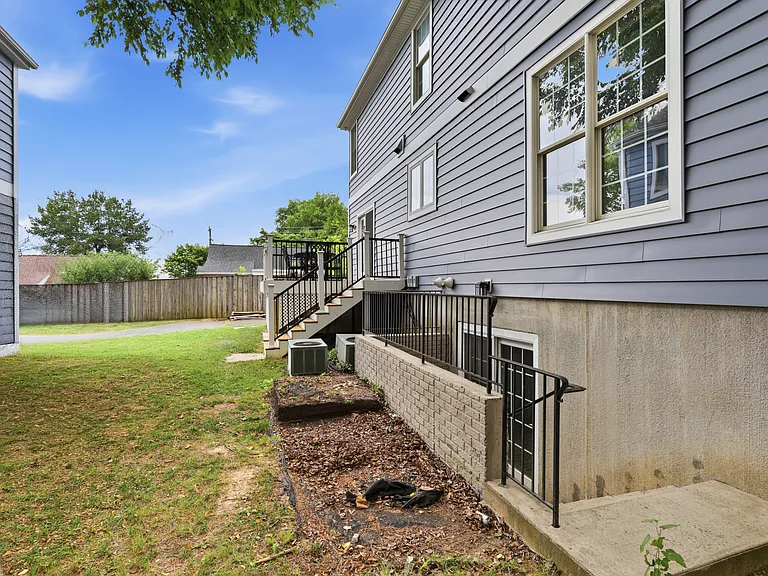 809 N Buchanan St — Photo 30