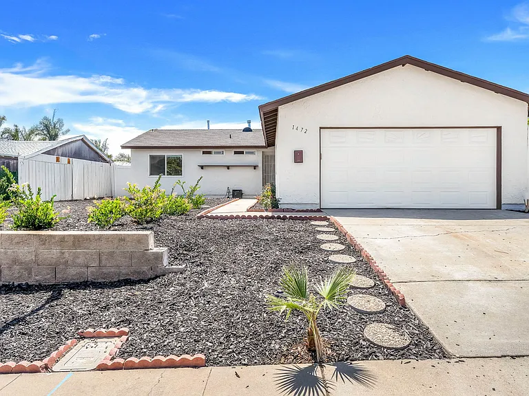 1472 Loma Ln — Photo 2