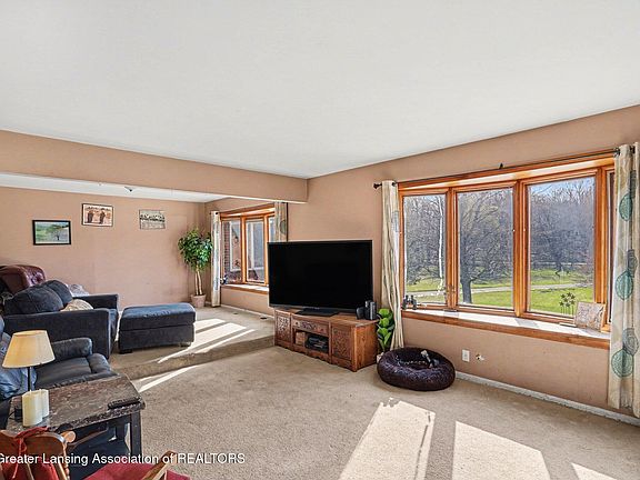 3rd image of 15020 Howlett Rd