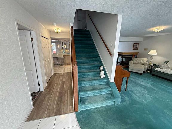 2nd image of 104 S Mistaya Rd