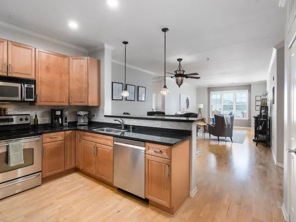 3930 South Lake DRIVE #411, Saint Francis, WI 53235