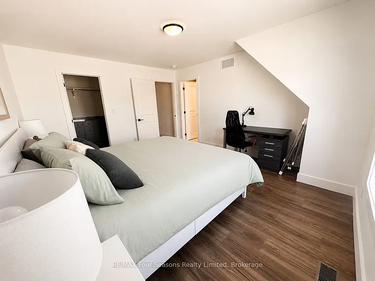 137 White Oak Cres — Photo 11