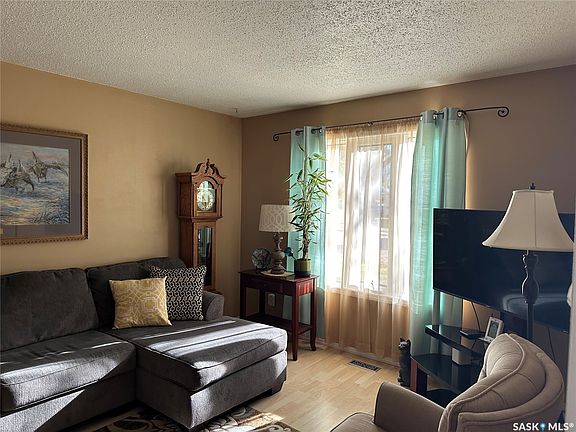 5th image of 1131 MACKLEM Drive