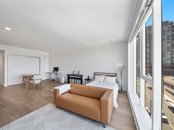 5th image of 188 W Saint James St #10608