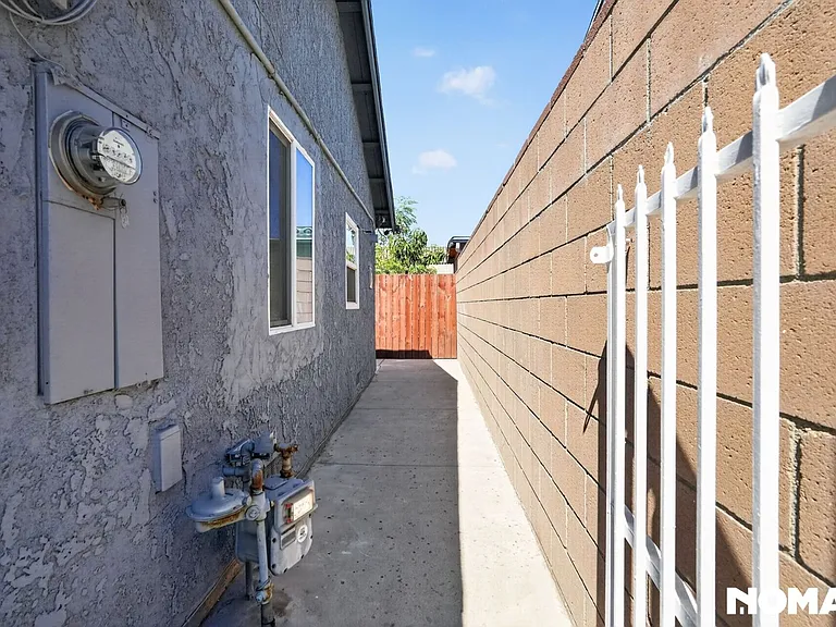 7705 Babcock Ave — Photo 33