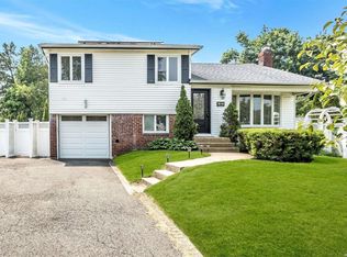 102 Colony Ln, Syosset, NY 11791