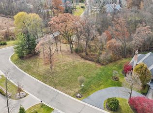 556 Barrington Ct, Bloomfield Hills, MI 48304