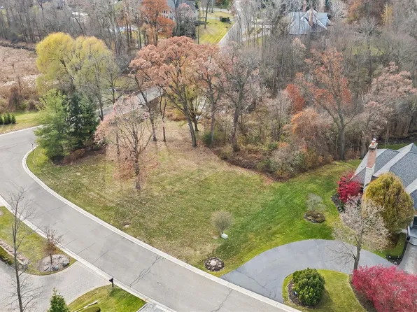 556 Barrington Ct, Bloomfield Hills, MI 48304