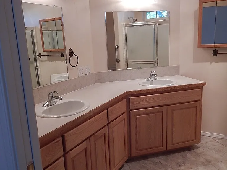 715 NE Fieldstone Ct — Photo 7