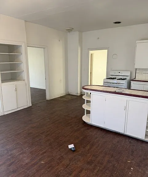 Kitchen and kitchen nook