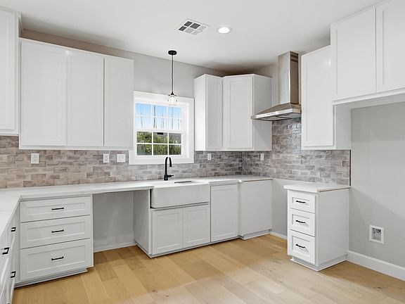 4th image of 905 W Sale Rd
