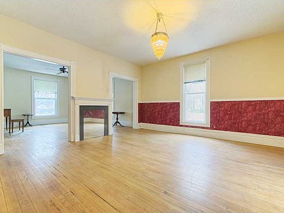 5th image of 210 SW D St