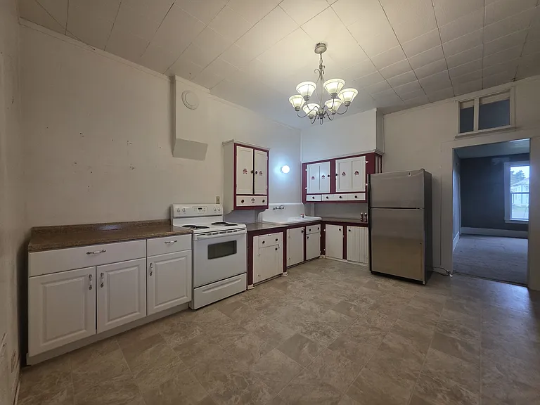 634 SW Church St — Photo 8