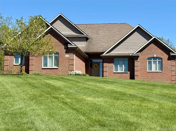 6435 Thompson Pond Dr, Whitmore Lake, MI 48189