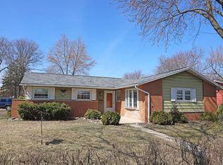 128 Shadywood Ln, Elk Grove Village, IL 60007