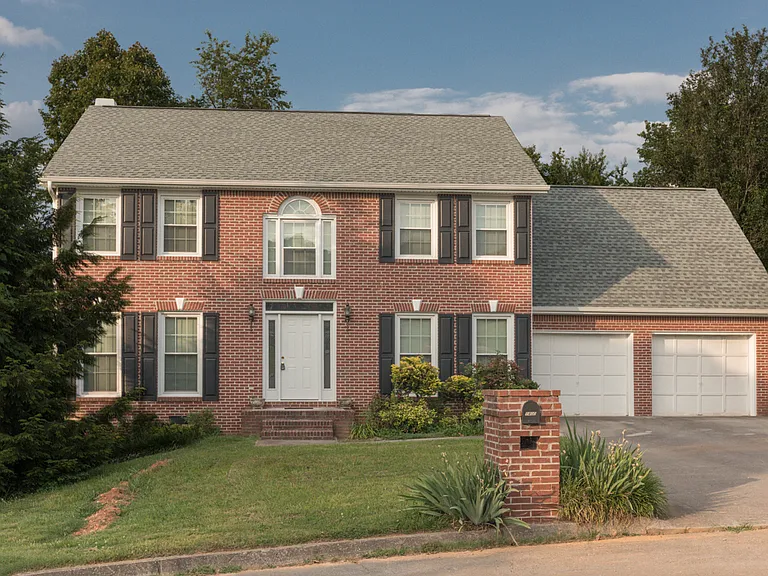 1400 Autumn Ridge Dr — Photo 2