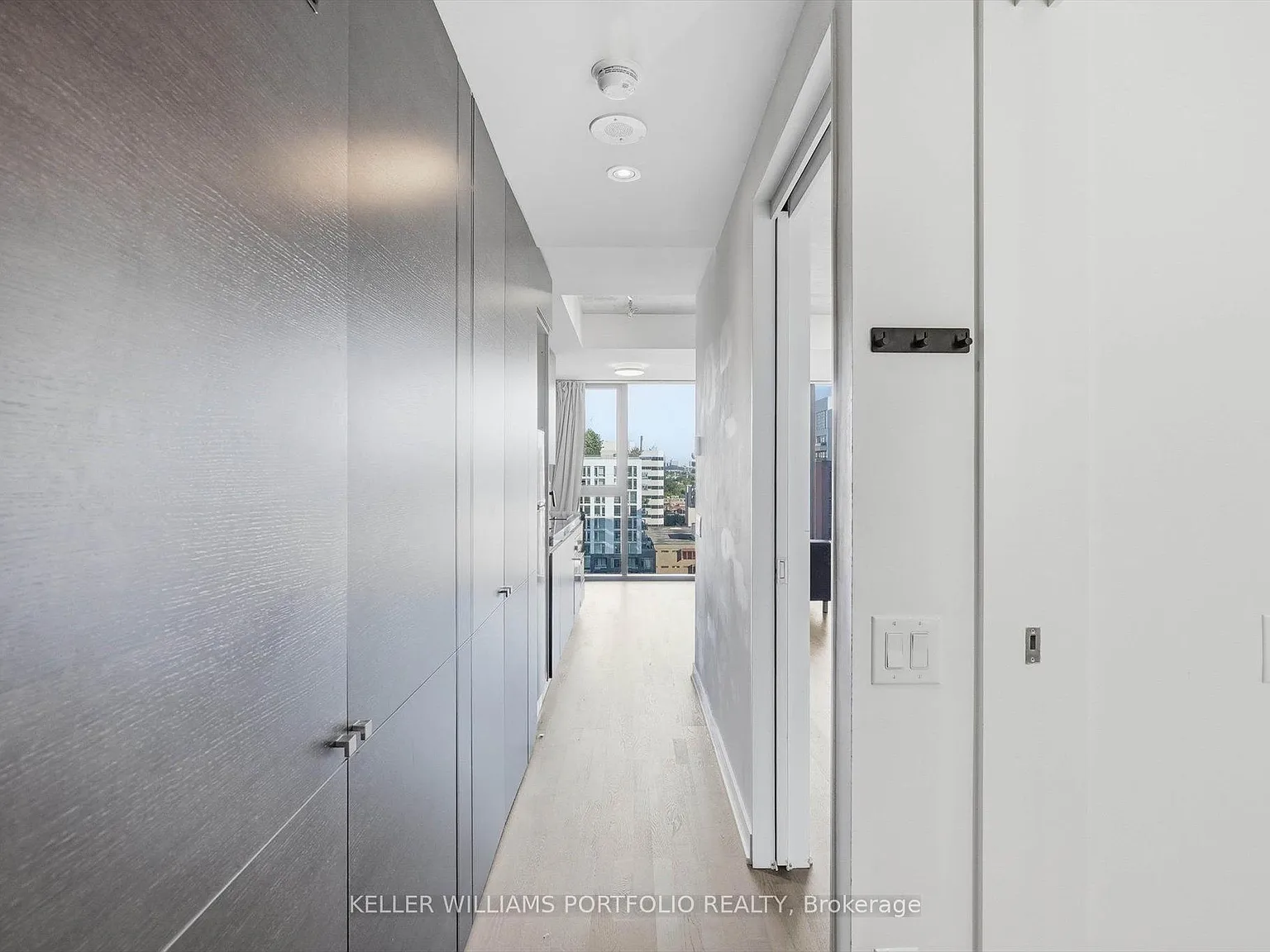 629 King St W — Photo 3