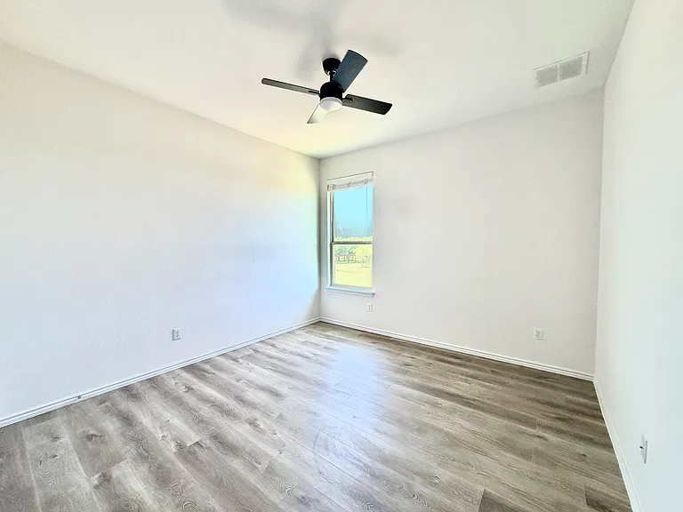 704 Gunning Cv — Photo 24