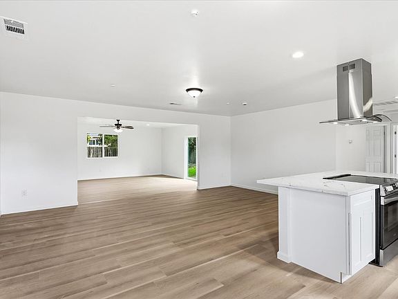 2nd image of 2020 Aspen St