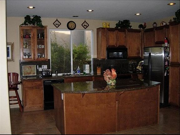Gorgeous kitchen w/ granite countertops